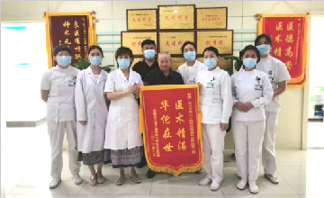 癌症晚期的他为何送医护人员一面锦旗呢?