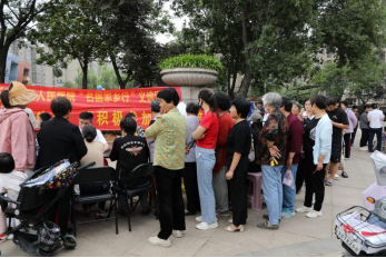 “三院名医家乡行”专家团队 走进沂河新区致远海上传奇社区