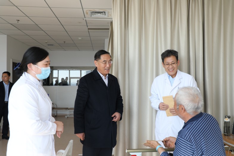 迎新春,送温暖——医院领导班子看望慰问住院患者和坚守一线的医务人员