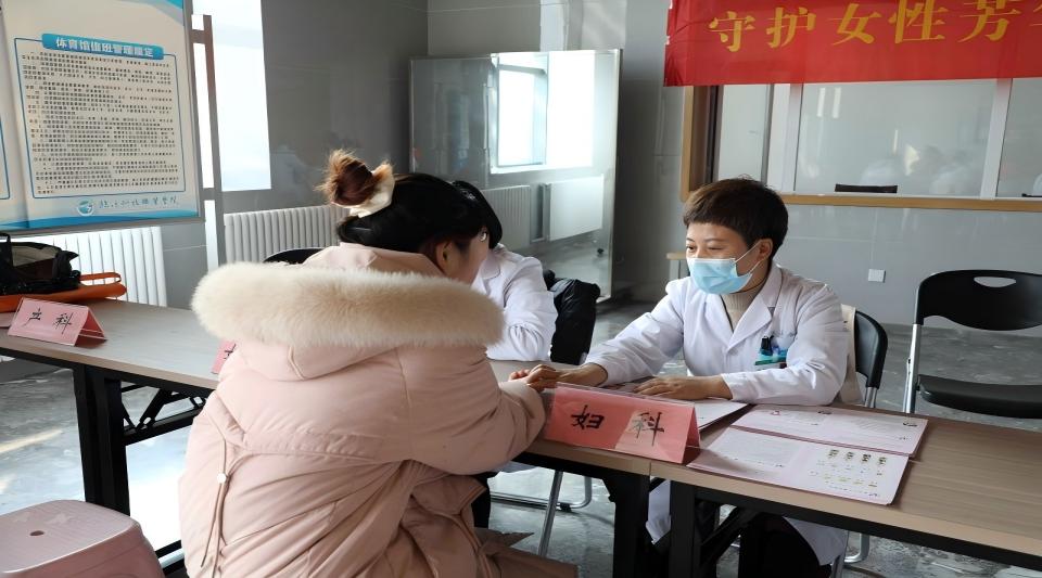 团委开展“守护女性芳华,共筑健康防线”义诊活动